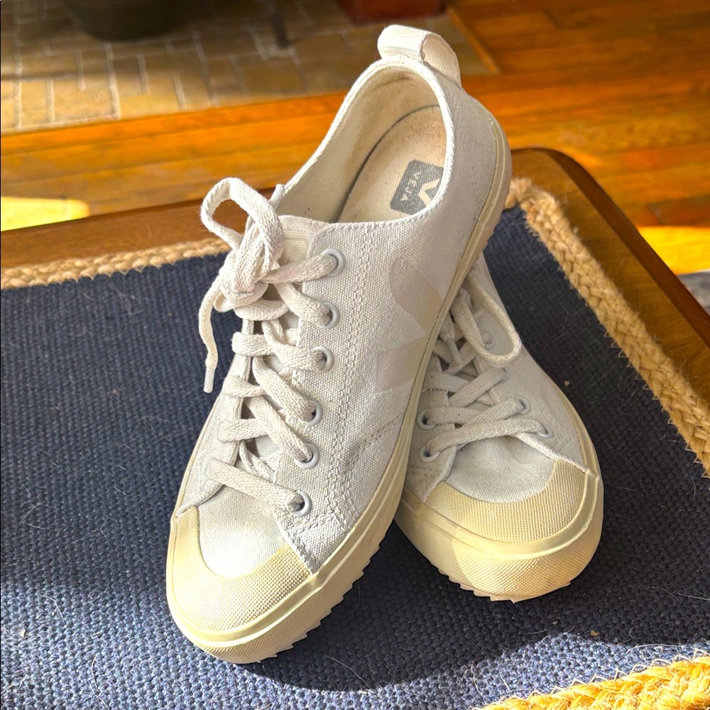 Veja Women's Low-Top Sneakers in Light Beige and Cream
